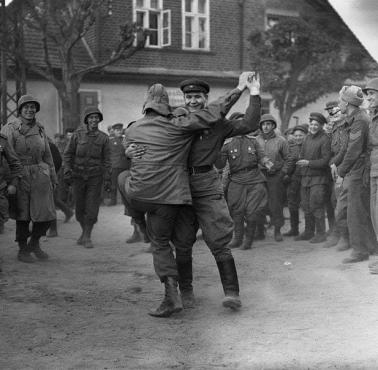 Rosjanie tańczą z Amerykanami, kilka lata wcześniej tańczyli z Niemcami, Torgau, kwiecień 1945