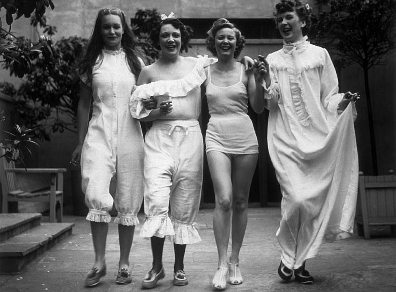Cztery modelki prezentują bieliznę, 1938