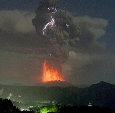 Erupcja wulkanu Shinmoe-dake na wyspie Kiusiu, Japonia
