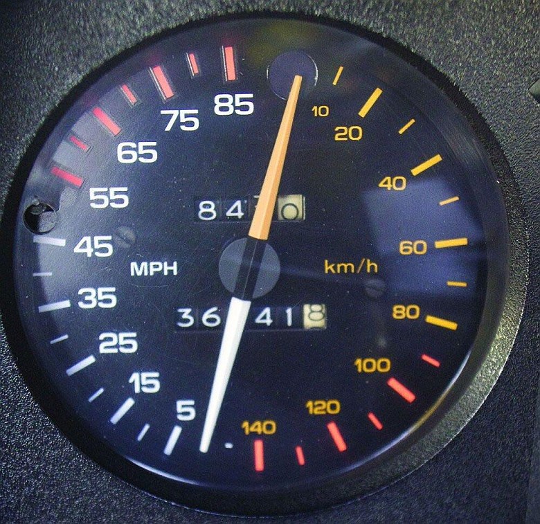 Uniwersalny wskaźnik prędkości w milach i km na godzinę, Chevrolet Camaro, 1983