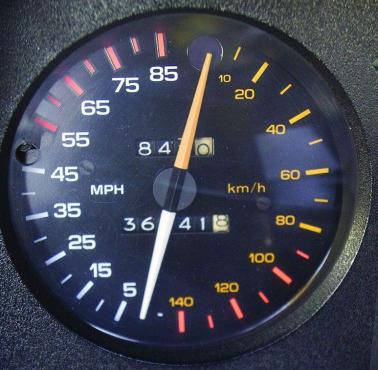 Uniwersalny wskaźnik prędkości w milach i km na godzinę, Chevrolet Camaro, 1983
