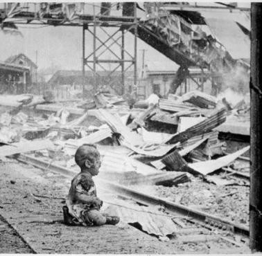 Dziecko na stacji kolejowej w Szanghaju podczas chińskiego bombardowania miasta, 1937