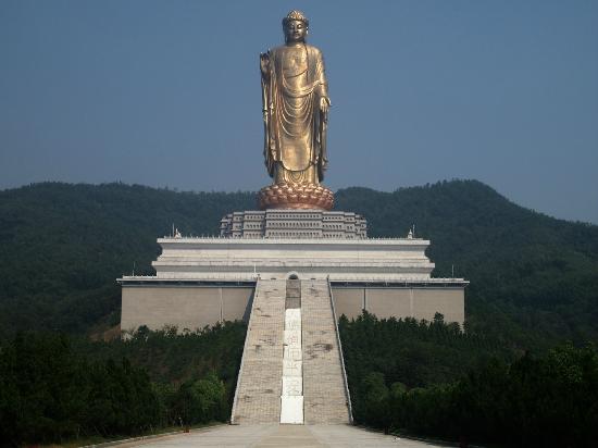 Wielki Budda z Lushan - największa statua na świecie (153 metry wysokości)