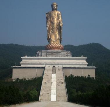 Wielki Budda z Lushan - największa statua na świecie (153 metry wysokości)