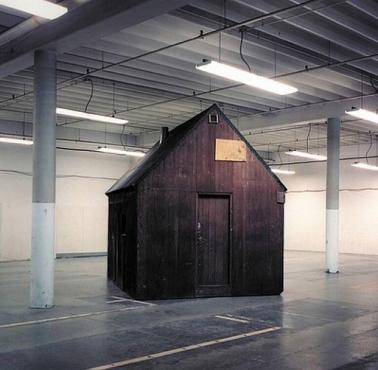 Drewniany domek Unabombera (Johna Kaczynskiego), przechowywana w magazynie FBI w bazie lotniczej w Sacramento