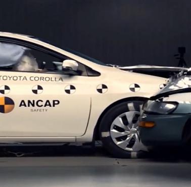 Test zderzeniowy (crash test) Toyoty Corolli z 1998 i 2015 roku (wideo HD)