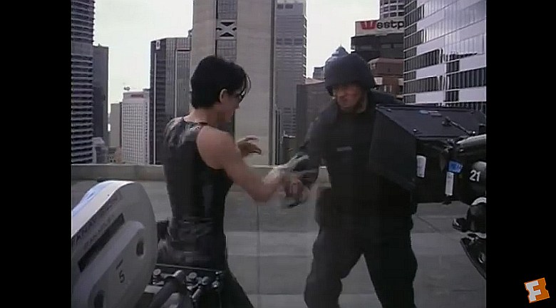 Jak zrealizowano scenę na dachu z filmu The Matrix z 1999 roku
