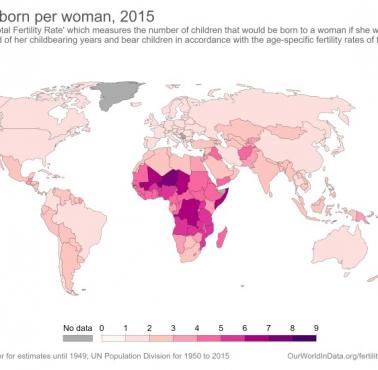 Średnia ilość dzieci przypadającej na jedną kobietę w 2015 roku