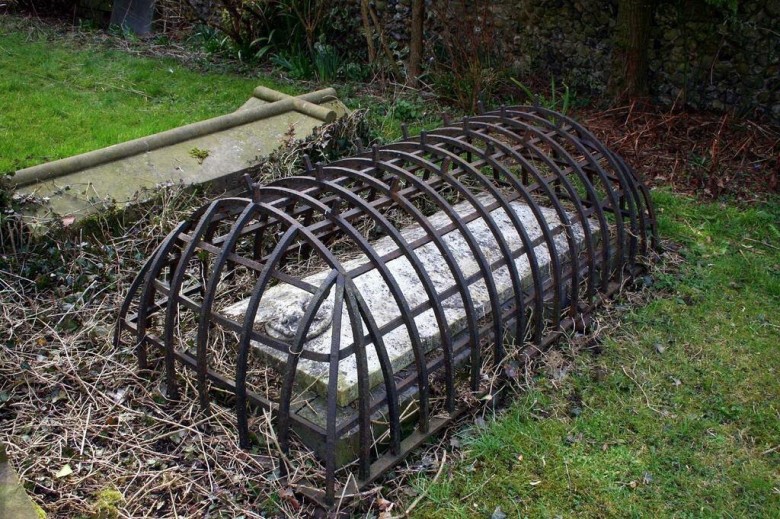 Klatka zabezpieczająca zwłoki przed wykradzeniem, czasy wiktoriańskie, Anglia