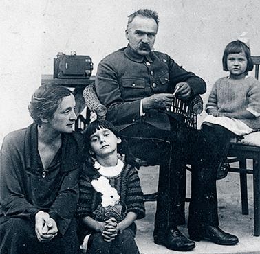 Komendant z rodziną. Piłsudski miał kiedyś powiedzieć o żonie Aleksandrze ...