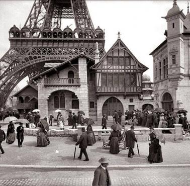 Pod wieżą Eiffela, 1889 rok