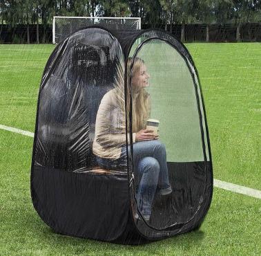 Namiot, który pozwala usiąść na zewnątrz w trakcie deszczu