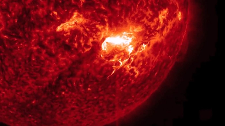 Wybuchy na Słońcu zarejestrowane przez satelitę SDO (Solar Dynamics Observatory), NOAA Spaceweather Monitoring (wideo HD)