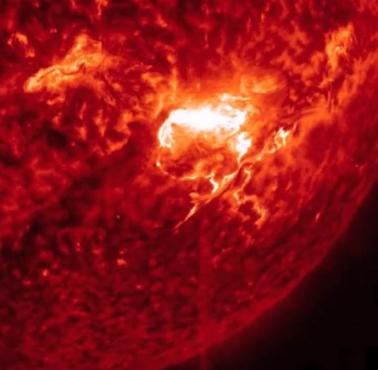 Wybuchy na Słońcu zarejestrowane przez satelitę SDO (Solar Dynamics Observatory), NOAA Spaceweather Monitoring (wideo HD)