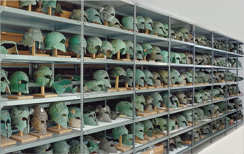 Dobrze zachowane hełmy ze starożytnej Grecji, muzeum archeologiczne w Olimpii