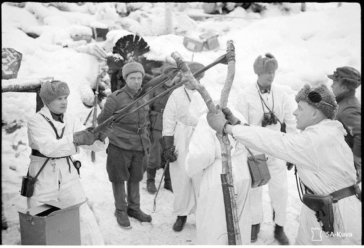 Fińscy żołnierze wystrzeliwują granaty na pozycje sowieckie, 1941-44