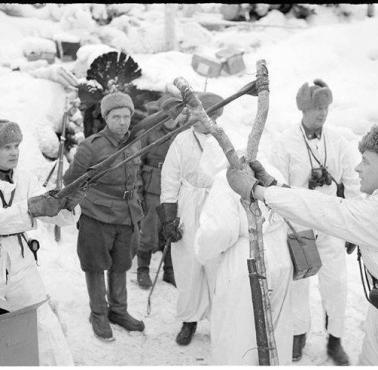 Fińscy żołnierze wystrzeliwują granaty na pozycje sowieckie, 1941-44