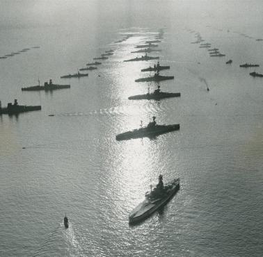 1935, 157 statków Floty Śródziemnomorskiej i Home Fleets zebrało się w Spithead (Portsmouth) defilowało przed królem Jerzym V