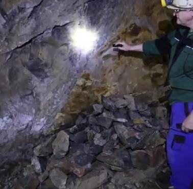 Promieniotwórczość w rudzie uranu widoczna w świetle ultrafioletowym (wideo)