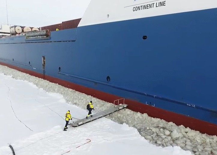 Pilot wsiada do statku niedaleko wybrzeża Hailuoto w Finlandii, statek płynie do portu w Oulu (wideo HD)