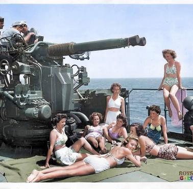 Amerykańskie pielęgniarki opalają się przy stanowisku 40 mm Boforsa, 1945