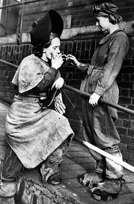 Angielki zmuszone do pracy w stalowni (mężczyźni w wojsku) z powodu II wojny światowej, Sheffield, 1942