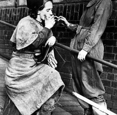 Angielki zmuszone do pracy w stalowni (mężczyźni w wojsku) z powodu II wojny światowej, Sheffield, 1942
