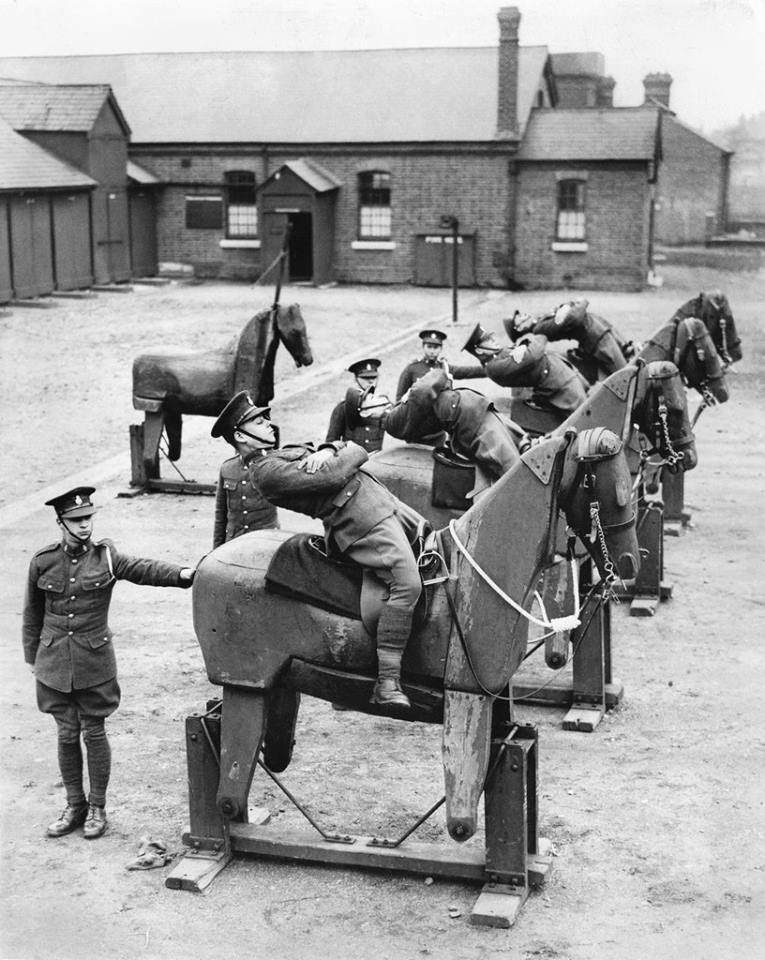 Trening brytyjskich kawalerzystów z 7th Queen's Own Hussars, 1935