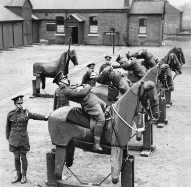 Trening brytyjskich kawalerzystów z 7th Queen's Own Hussars, 1935