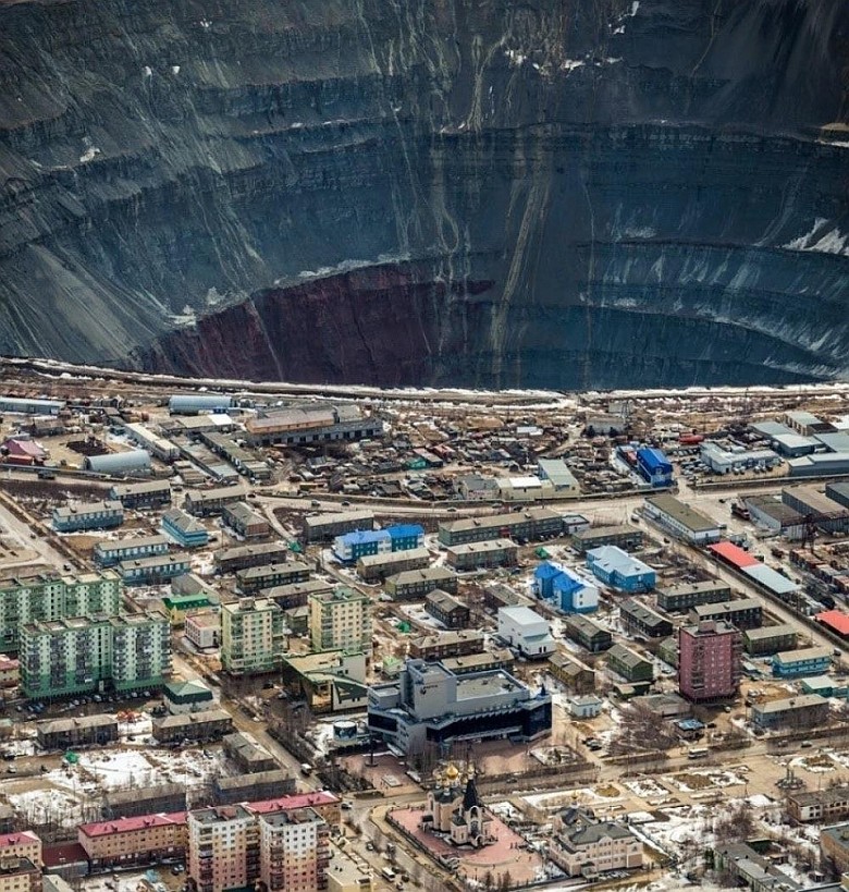 Kopalnia diamentów w mieście Mirny, Jakucja. Kopalnia ma 525 m głębokości i średnicę 1,20 km