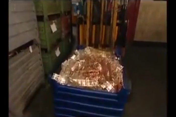 Recykling części komputerowych w celu odzyskania złota i innych metali (wideo)