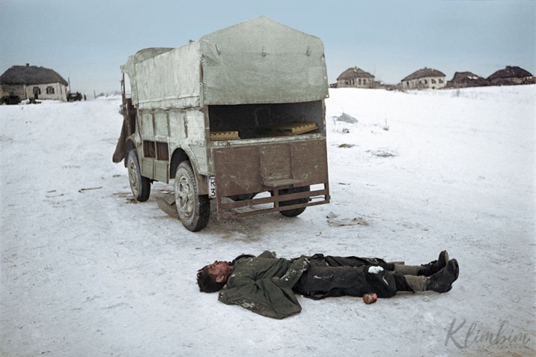 Zabity włoski żołnierz przy ciężarówce FIAT, łuk Donu, grudzień 1942
