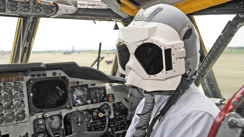 Gogle pilotów B-52H i B-2A zabezpieczające przed oślepieniem wynikającym z rozbłysku atomowego
