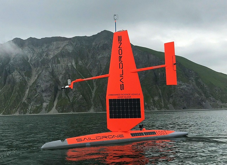 Żeglarski dron firmy Saildrone jest w stanie pływać po oceanach przez wiele miesięcy i zbierać dane dna oceanu ...