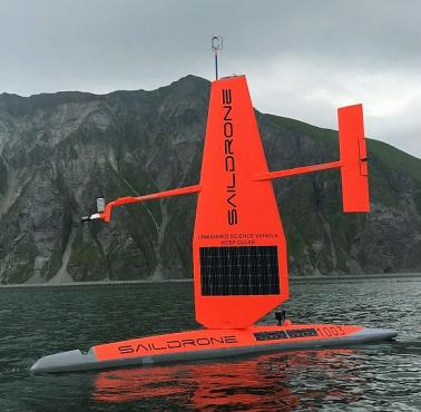 Żeglarski dron firmy Saildrone jest w stanie pływać po oceanach przez wiele miesięcy i zbierać dane dna oceanu ...