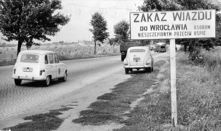 Tablica o zakazie wjazdu do Wrocławia ze względu na epidemię ospy, lipiec 1963