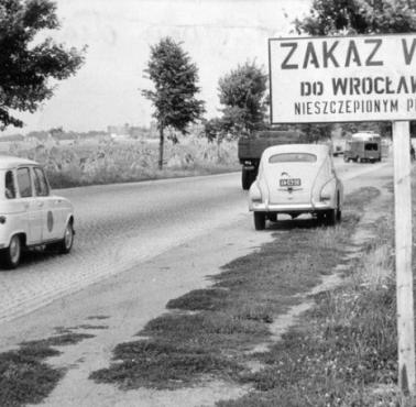 Tablica o zakazie wjazdu do Wrocławia ze względu na epidemię ospy, lipiec 1963