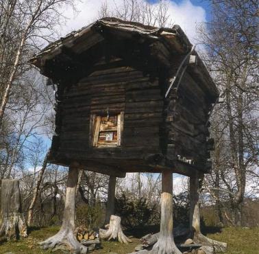Zbudowany w XVIII wieku jeden z najstarszych budynków w gminie Hattfjelldal w Nordland, Norwegia
