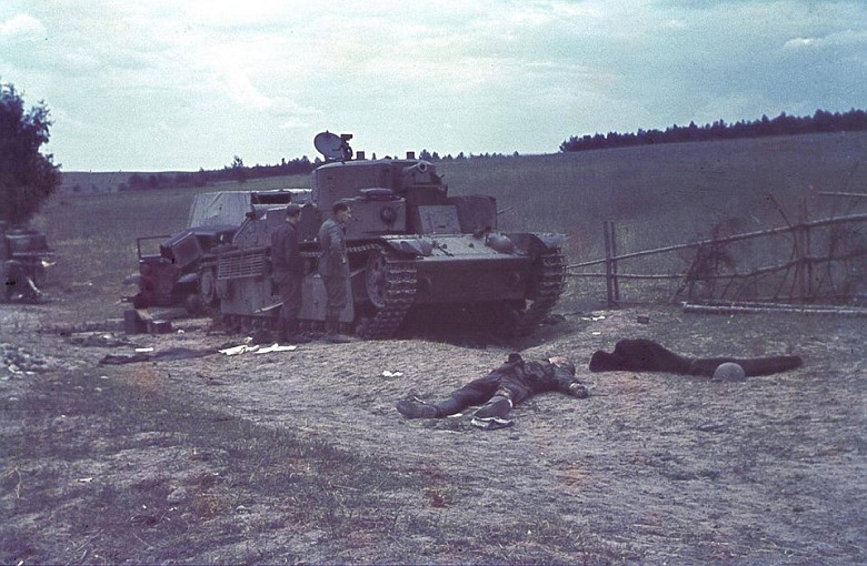 Niemcy oglądają zniszczony sowiecki T-28, rejon Łucka, czerwiec 1941 rok