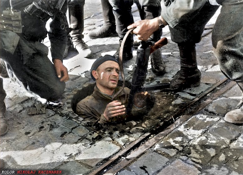 Powstaniec wychodzi z kanałów i wpada wprost w ręcę Niemców. Zdaje sobie sprawę, że czeka go śmierć, 1944