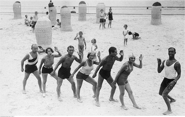 Kąpielisko siarczano-solankowe Truskawiec Pomiarki. Kuracjusze podczas lekcji tańca na plaży prowadzonej przez ...