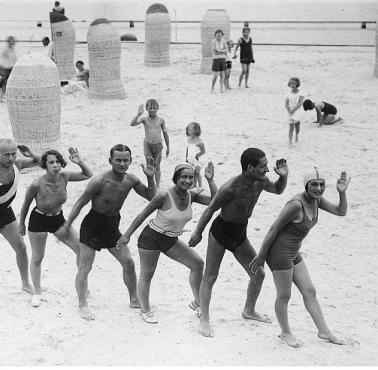 Kąpielisko siarczano-solankowe Truskawiec Pomiarki. Kuracjusze podczas lekcji tańca na plaży prowadzonej przez ...