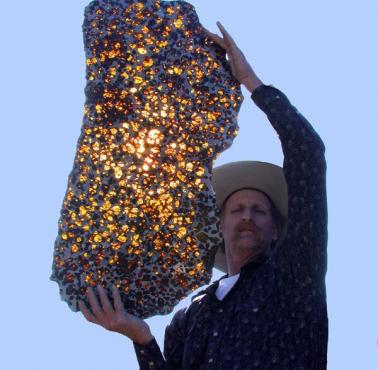 Zbudowany z kryształów oliwinu i żelaza znaleziony w Chinach fragment meteorytu Fukang