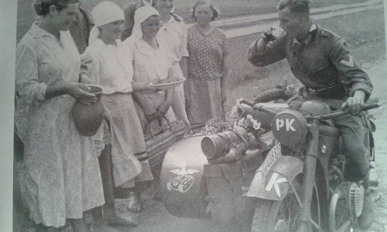 Chłopi witają wkraczajacy do Rosji wermacht, operacja Barbarossa, 1941