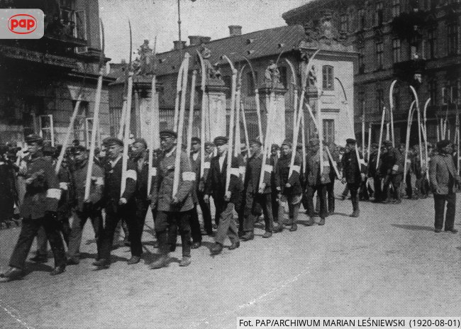 Wojna polsko-bolszewicka 1919–1921. Polscy ochotnicy z kosami na sztorc w marszu na front przed bitwą warszawską ...