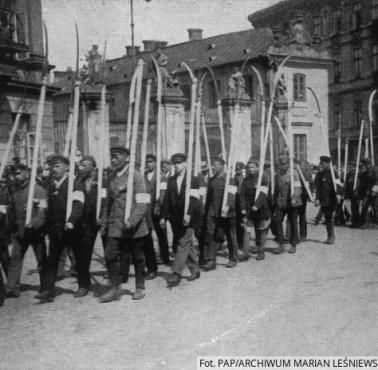 Wojna polsko-bolszewicka 1919–1921. Polscy ochotnicy z kosami na sztorc w marszu na front przed bitwą warszawską ...