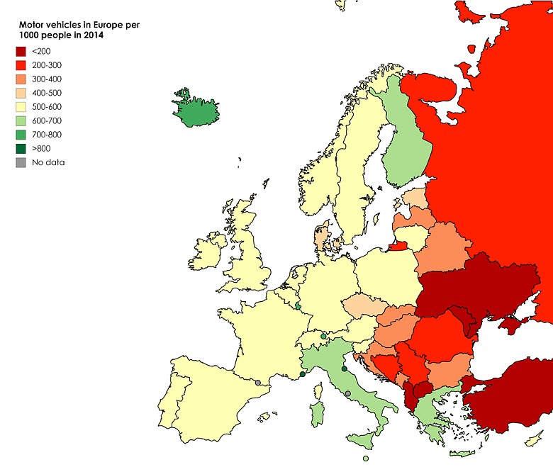 Pojazdy silnikowe w Europie na 1000 osób w 2014 roku