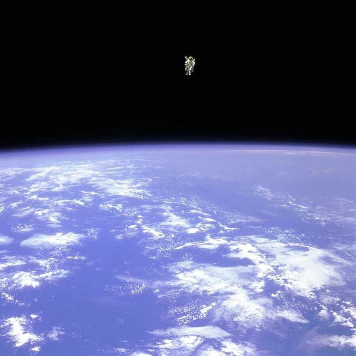 Astronauta Bruce McCandless oddalił się na ponad 97 metrów od promu Challenger (misja STS-41-B), 1984