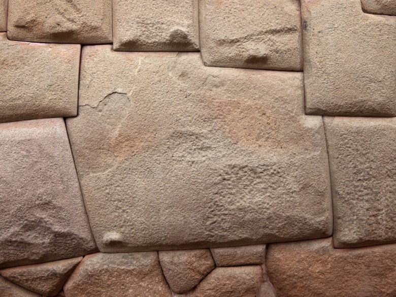 Brak zaprawy inkascy murarze nadrabiali precyzją obróbki kamieni, Cuzco, Peru. Największy kamień waży 350 ton!