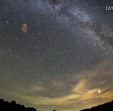 Spadający meteor pozostawia na niebie ślad pierścienia (slow motion wideo)